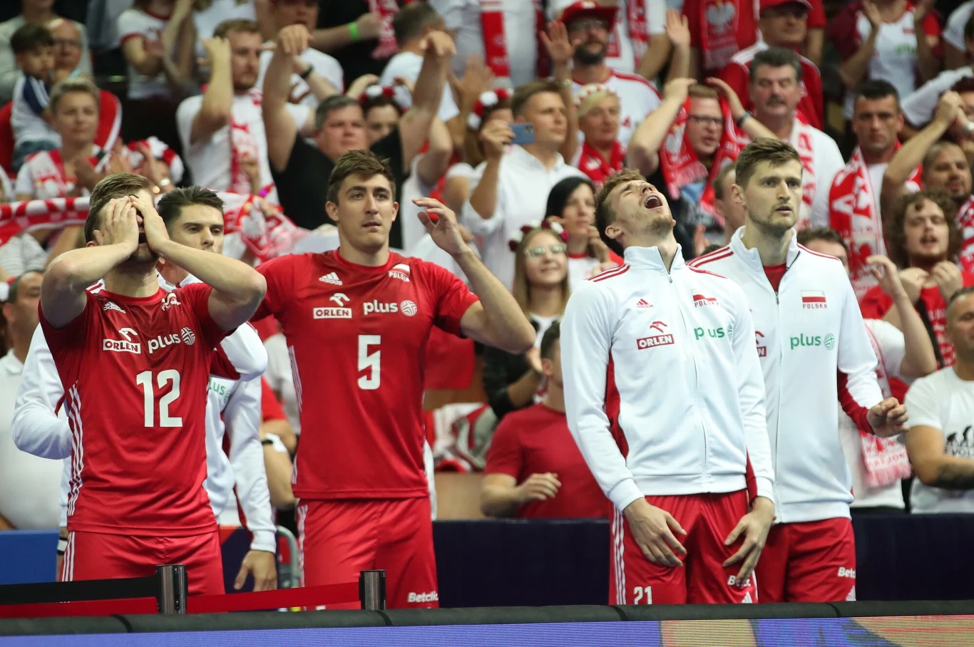 Piotr Nowakowski (pierwszy z prawej) w reprezentacji Polski Piotr Nowakowski (pierwszy z prawej) w reprezentacji Polski