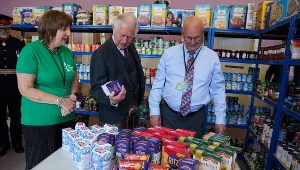 Coraz więcej Brytyjczyków musi korzystać z banków żywności. Na zdjęciu: Książę Karol z wizytą w banku żywności w Wick w 2022 roku