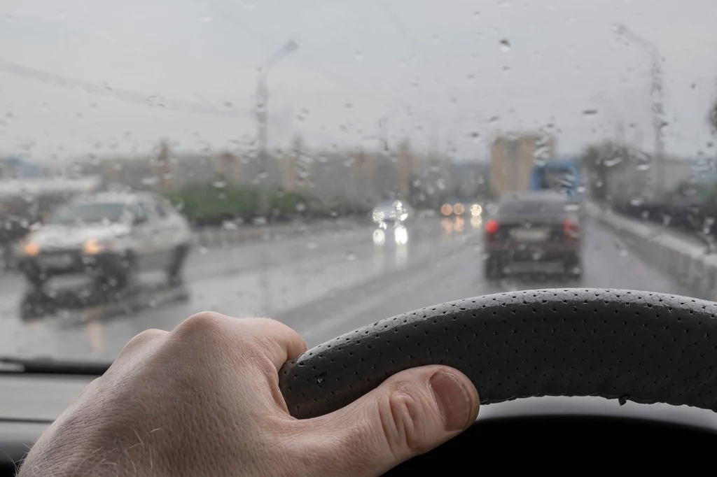 Parowanie szyb w samochodzie znacznie utrudnia widoczność i bywa bardzo uciążliwe