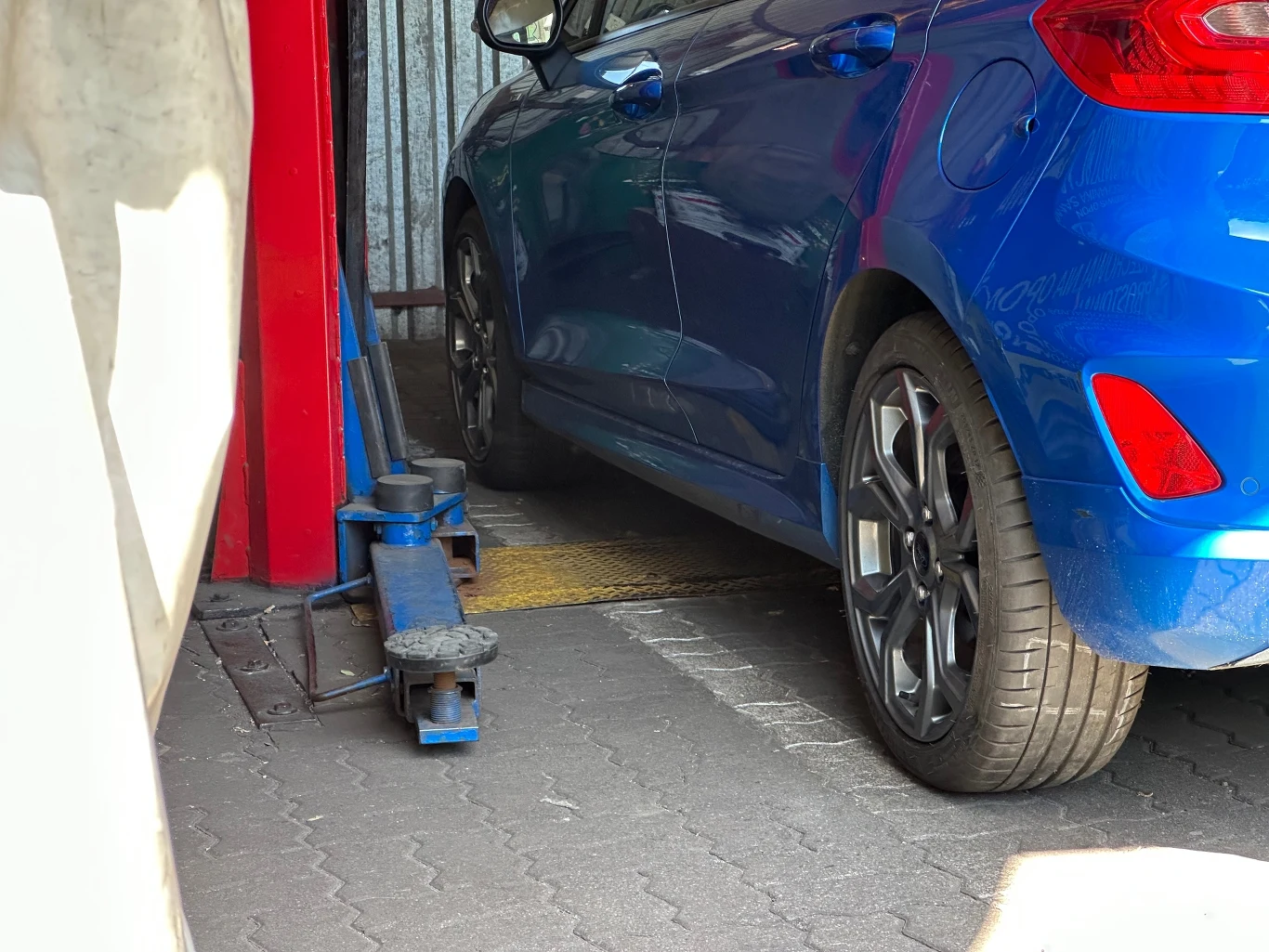 Wymiana opon zajmuje w zakładzie od kilku do kilkunastu minut Wymiana opon zajmuje w zakładzie od kilku do kilkunastu minut