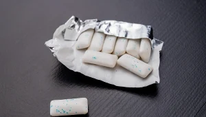 Guma do żucia bez cukru może pomóc w ochronie zębów przed próchnicą - wielokrotnie zwiększa ilość śliny, a ta rozpuszcza kwasy i zawiera chroniące zęby białka