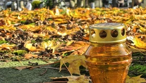 Chcesz, żeby znicze paliły się dłużej niż zazwyczaj? Włóż je do zamrażarki