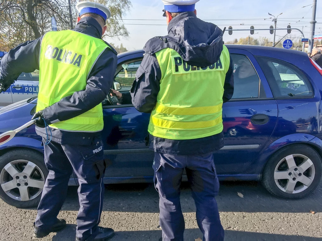 Drogówka zapowiada intensywne kontrole oświetlenia w starszych autach. Uwaga na retrofity