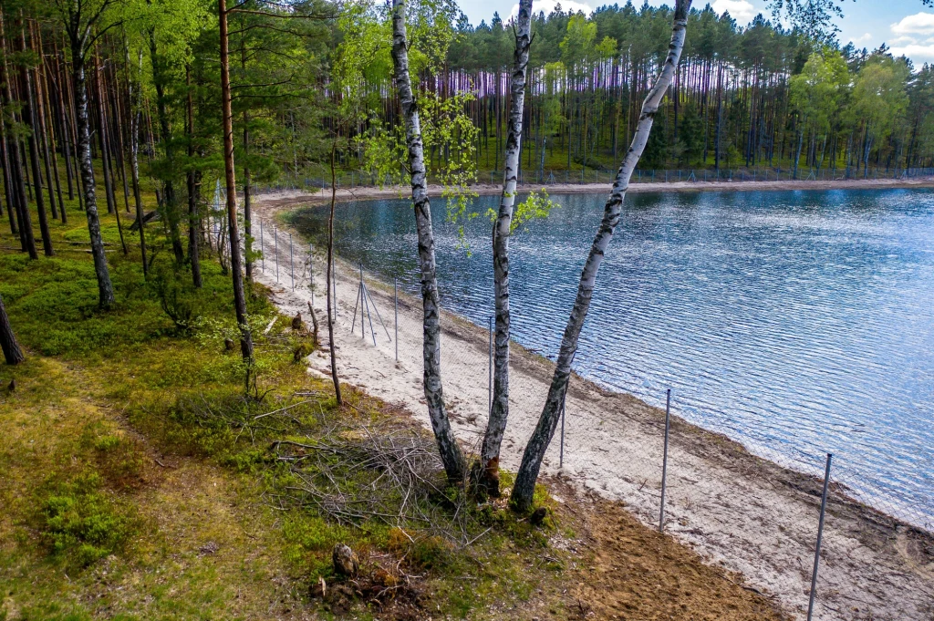 Jezioro Wielkie Oczko. Właściciel otoczył je płotem, sprawa trafi do prokuratury