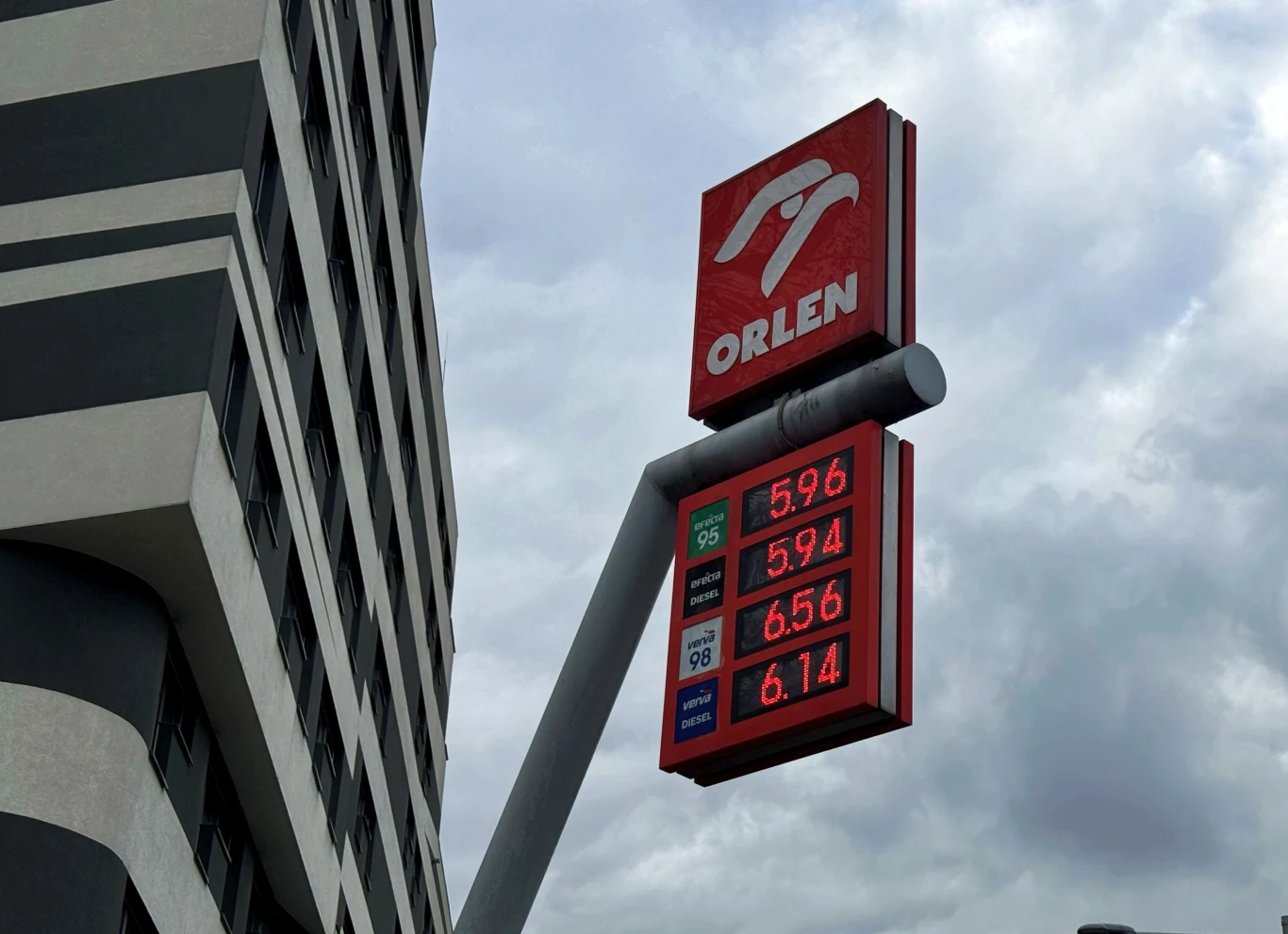 Kobieta chciała zainwestować w akcje Orlenu. Z konta zniknęło 110 tys. zł. Cena na stacji Orlenu po drugiej stronie miasta jest bardziej atrakcyjna. Ale czy pokonanie 30 km żeby zatankować się opłaca?