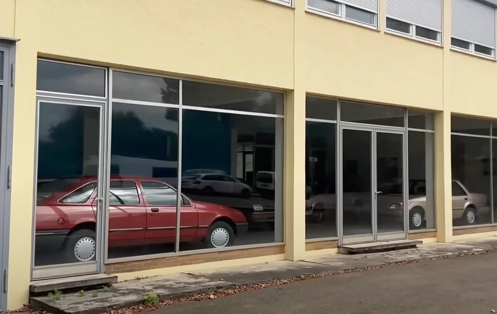 Odkryli zapomniany salon i oniemieli. Nowe samochody sprzed 40 lat. Fot. AutoRetroUK  @YouTube