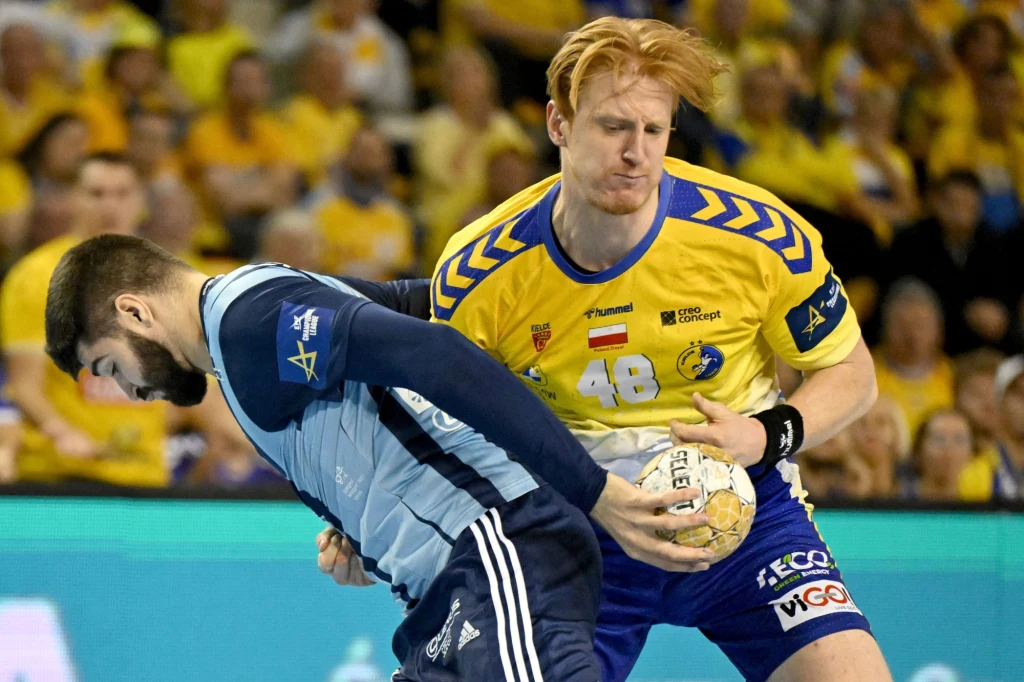 Tomasz Gębala (z prawej) w akcji obronnej