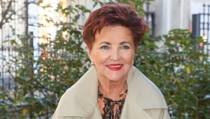 To najmodniejsza sukienka dla kobiet po 50-tce. Zobacz, kto ją nosi