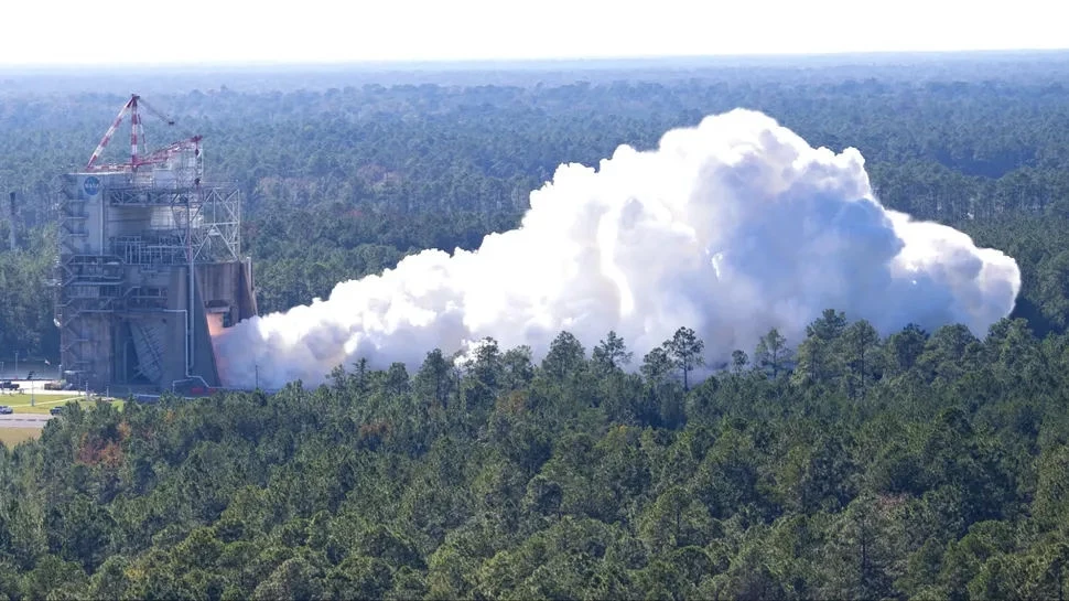 Testy silnika RS-25, które NASA przeprowadziła w Centrum Kosmicznym Stennis