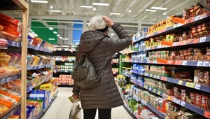 Sprzedaż detaliczna we wrześniu nadal pozostała "pod kreską". Hamująca inflacja, a zarazem stale rosnące wynagrodzenia mogą to jednak zmienić