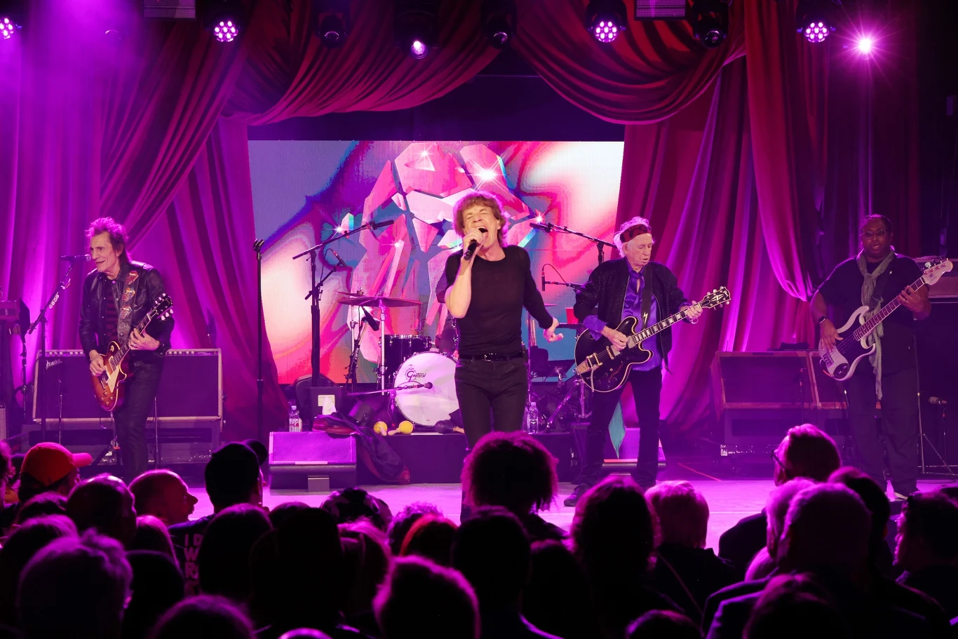 The Rolling Stones na scenie w Nowym Jorku. Niespodziewany koncert zgromadził 700 osób - przyjaciół zespołu, VIP-ów oraz fanów, którzy godzinami wyczekiwali na zewnątrz klubu Racket The Rolling Stones na scenie w Nowym Jorku. Niespodziewany koncert zgromadził 700 osób - przyjaciół zespołu, VIP-ów oraz fanów, którzy godzinami wyczekiwali na zewnątrz klubu Racket