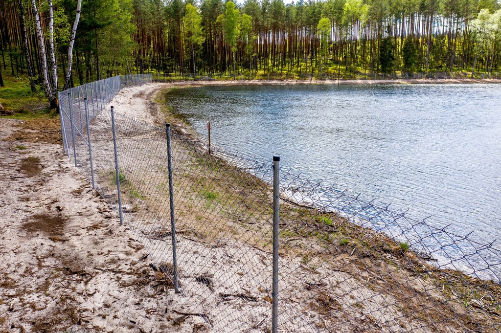 Kaszubskie jezioro Wielkie Oczko ogrodzone płotem