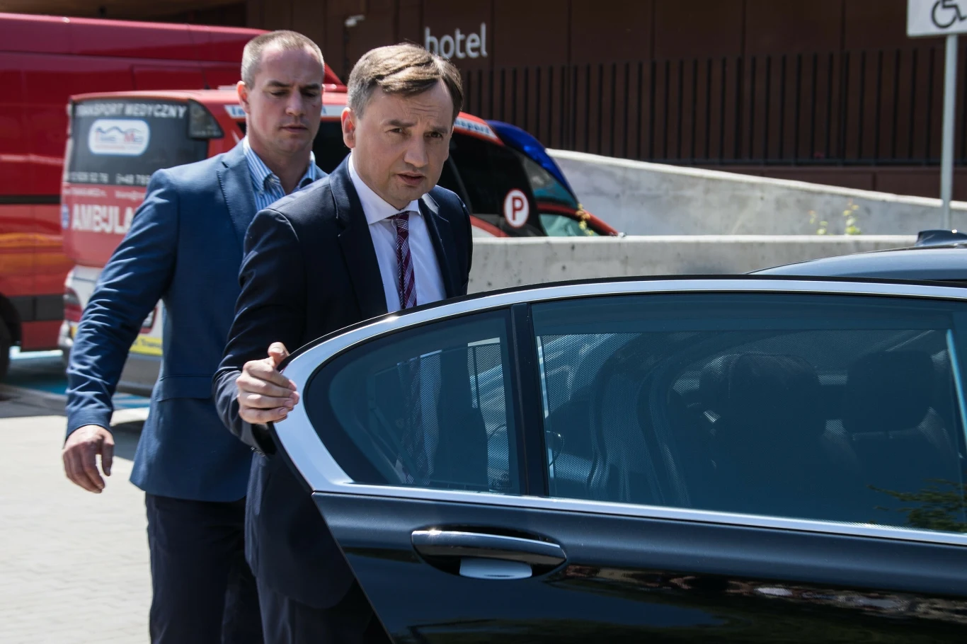 Zbigniew Ziobro uratuje samochody spalinowe w Polsce? Zakaz rejestracji trafi do Trybunału Konstytucyjnego Zbigniew Ziobro uratuje samochody spalinowe w Polsce? Zakaz rejestracji trafi do Trybunału Konstytucyjnego
