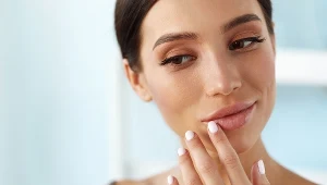 Zapomnij o spierzchniętych ustach jesienią i zimą. Ten tani specyfik z apteki szybko je odżywi