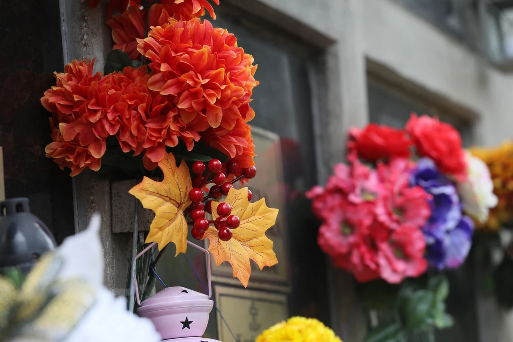 Trwałymi kwiatami na cmentarz są sztuczne dekoracje. 