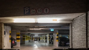 Parking podziemny w bloku mieszkalnym