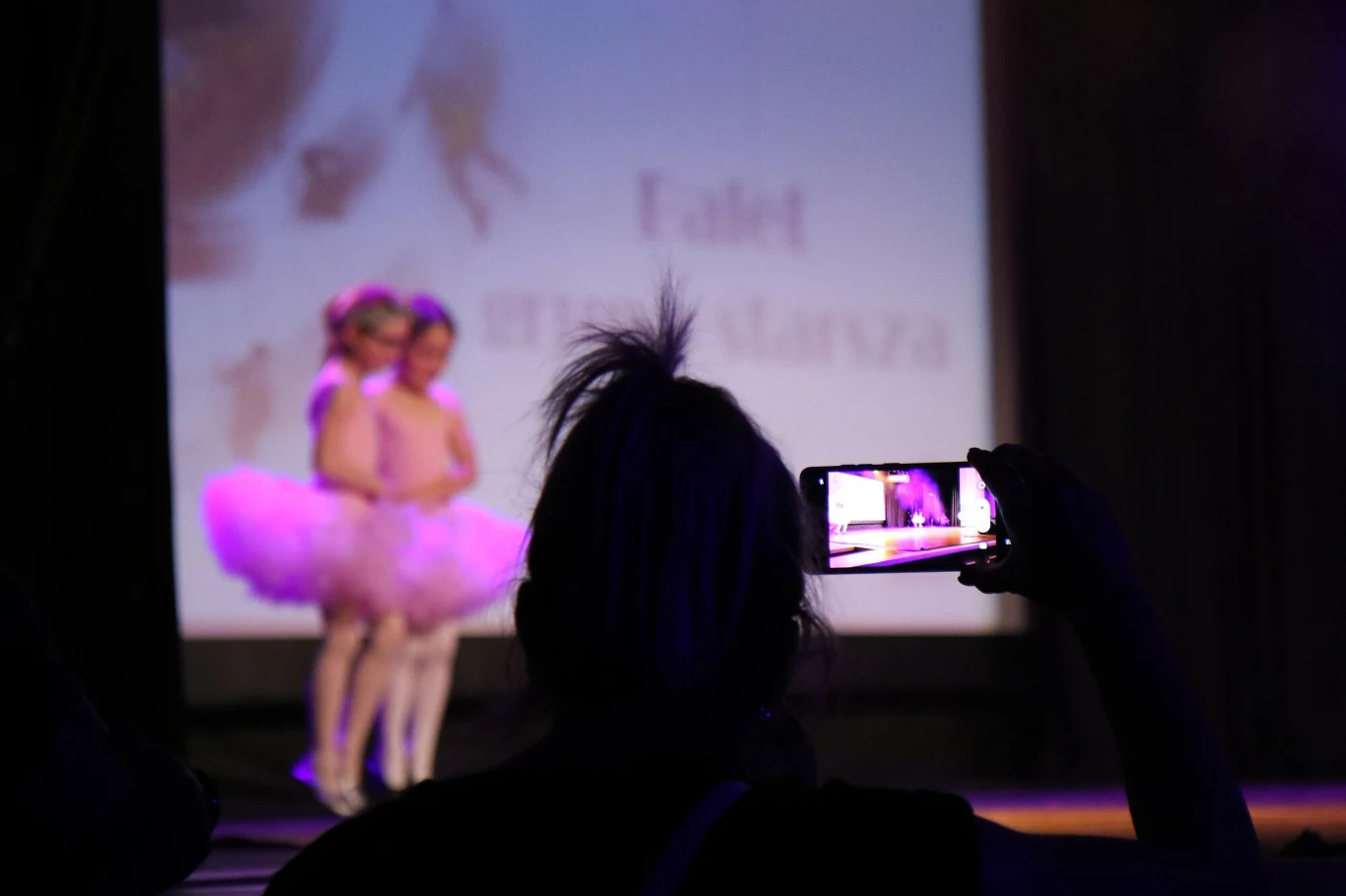 Dziewczynki na występie baletu