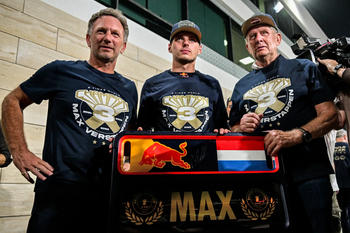 Od lewej: Christian Horner, Max Verstappen i Helmut Marko