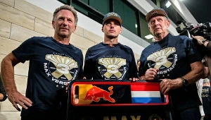 Od lewej: Christian Horner, Max Verstappen i Helmut Marko