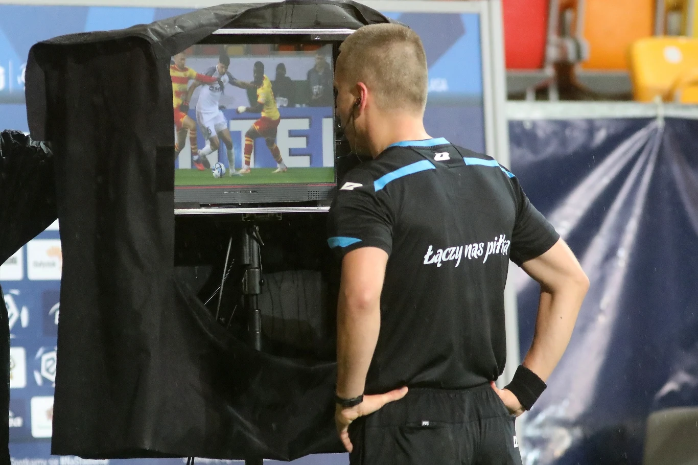 Sędzia Paweł Raczkowski dwukrotnie przed przerwą korzystał z analizy VAR Sędzia Paweł Raczkowski dwukrotnie przed przerwą korzystał z analizy VAR