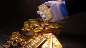 Przezorni gromadzą go coraz więcej. Ten metal nie ma sobie równych