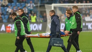 Piłkarz Lecha zasłabł na boisku, duży niepokój. Teraz sam się odezwał