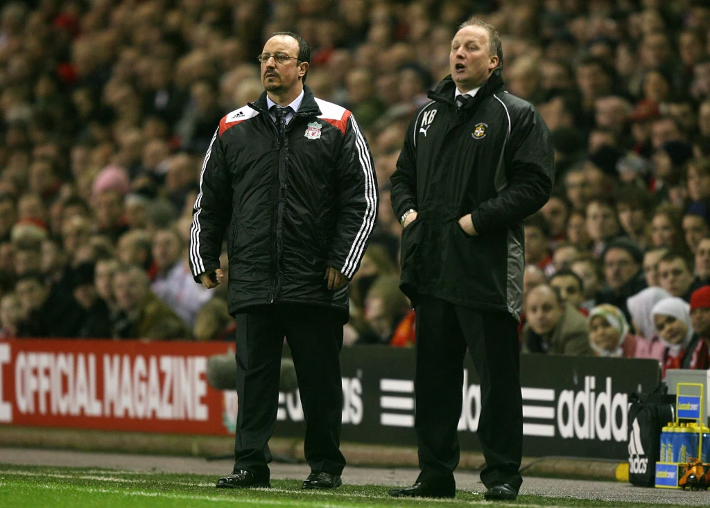 Kevin Blackwell w trakcie meczu FC Cup, w którym prowadził Luton Town w spotkaniu z Liverpoolem Kevin Blackwell w trakcie meczu FC Cup, w którym prowadził Luton Town w spotkaniu z Liverpoolem