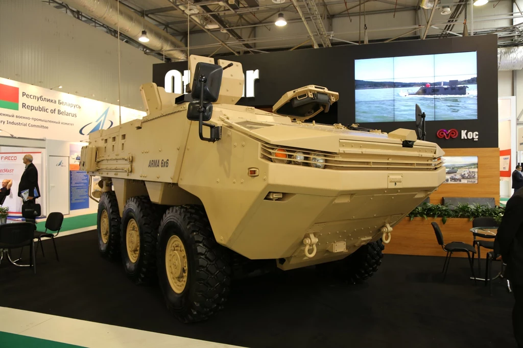 Pojazd opancerzony Arma 6x6 tureckiej firmy Otokar podczas Azerbaijan International Defense Industry Exhibition w Baku Expo Center