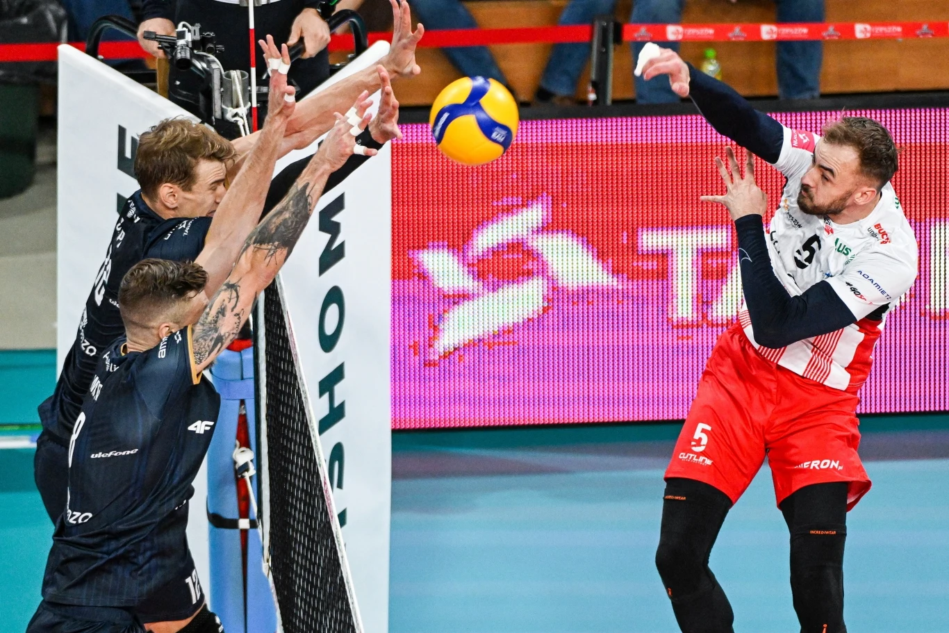 Mecz Asseco Resovia - Projekt Warszawa, atakuje Jakub Bucki Mecz Asseco Resovia - Projekt Warszawa, atakuje Jakub Bucki