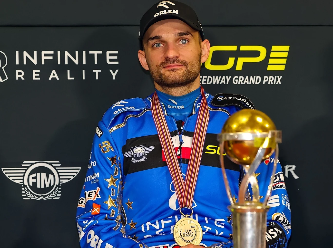 Bartosz Zmarzlik z medalem i pucharem za wygraną w Grand Prix 2023 Bartosz Zmarzlik z medalem i pucharem za wygraną w Grand Prix 2023