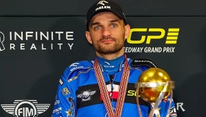 Bartosz Zmarzlik z medalem i pucharem za wygraną w Grand Prix 2023