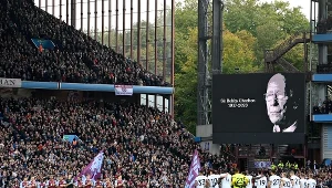 Minuta ciszy dla Bobby Charltona na meczu Aston Villa - West Ham United