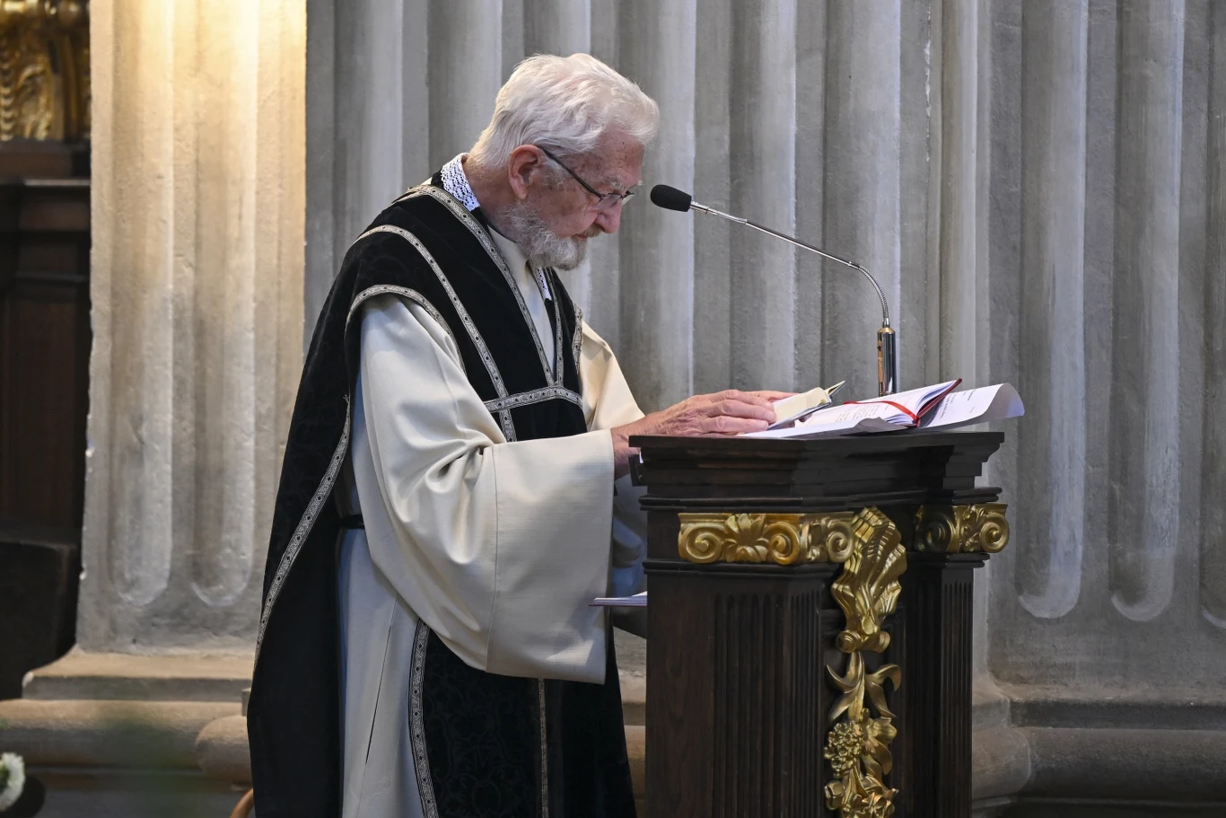 Ksiądz Adam Boniecki odprawił mszę w intencji zmarłego Stanisława Radwana Ksiądz Adam Boniecki odprawił mszę w intencji zmarłego Stanisława Radwana