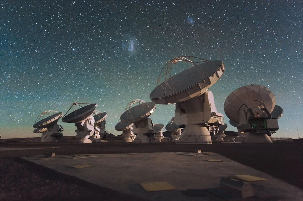 Anteny Atacama Large Millimeter/submillimeter Array (ALMA) na płaskowyżu Chajnantor w chilijskich Andach