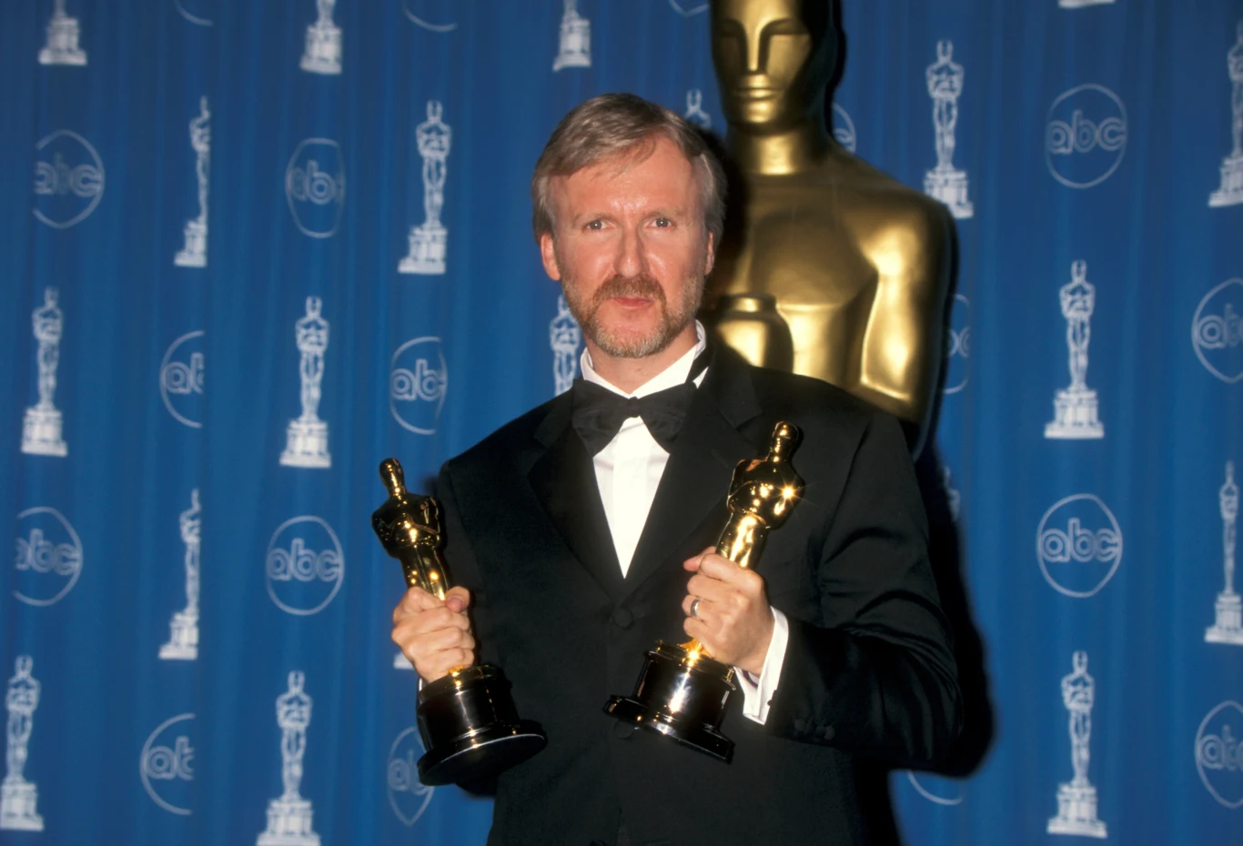 James Cameron z Oscarami za "Titanica"
