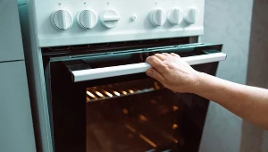 Robisz to po wyjęciu ciasta z piekarnika? To powszechny błąd, który niszczy urządzenie 