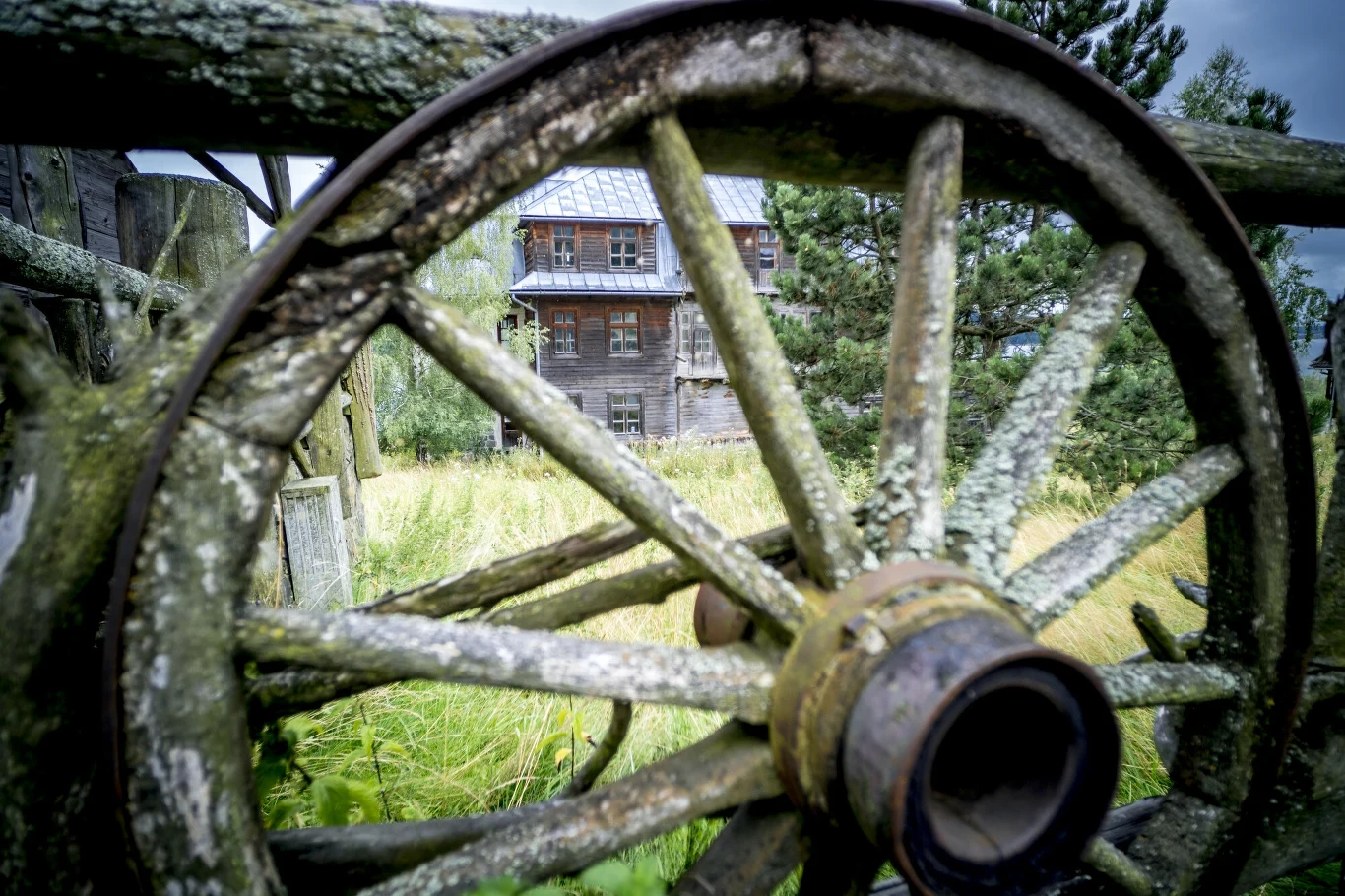 Wszystkie obiekty znajdujące się na terenie osady pochodzą z XIX i początku XX wieku i zostały tam przeniesione z kilku miejscowości zalanych w wyniku budowy Jeziora Czorsztyńskiego Wszystkie obiekty znajdujące się na terenie osady pochodzą z XIX i początku XX wieku i zostały tam przeniesione z kilku miejscowości zalanych w wyniku budowy Jeziora Czorsztyńskiego