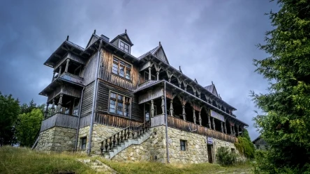 Osada Czorsztyn to kompleks budynków, który jeszcze do niedawna przyciągał tłumy turystów. 