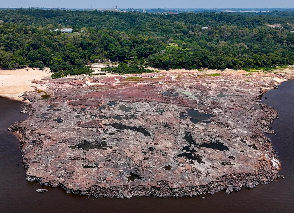 Odsłonięte Praia das Lajes jest jednakowo wielkim skarbem i tragedią Amazonii