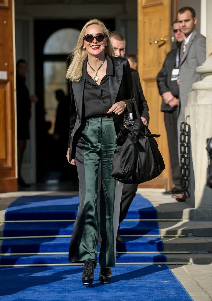 Sharon Stone szerokie spodnie łączy z masywnymi botkami na grubej podeszwie