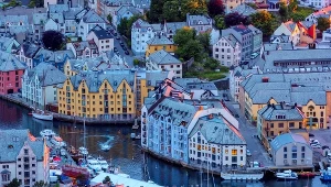 Norweski fundusz stracił w III kwartale 2023 roku 34 mld dolarów. Na zdjęciu miasto Alesund