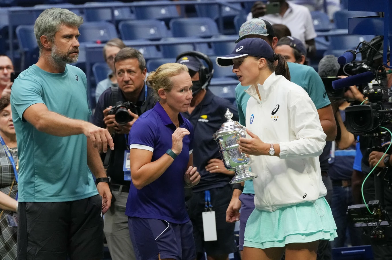 Iga Świątek z członkami swojego sztabu: Tomaszem Wiktorowskim i Darią Abramowicz Iga Świątek z członkami swojego sztabu: Tomaszem Wiktorowskim i Darią Abramowicz