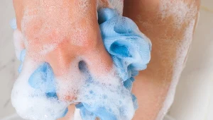 Dermatolożka wskazała, jakie miejsca są przez nas pomijane podczas kąpieli. Ich niedomywanie może mieć pewne konsekwencje