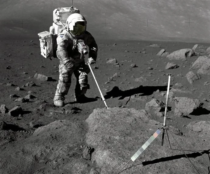 Harrison Schmitt , astronauta misji Apollo 17 z 1972 roku, pokryty księżycowym pyłem Harrison Schmitt , astronauta misji Apollo 17 z 1972 roku, pokryty księżycowym pyłem