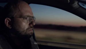 Kadr z filmu "Bóg i Wojownicy Lunaparków"