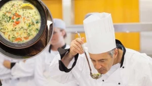 Tę rozgrzewającą zupę zrobisz z niedzielnego rosołu. Przepis ma ponad 100 lat 