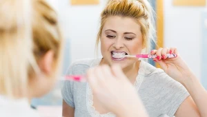 Zbyt częste mycie zębów, w które dodatkowo wkłada się dużo siły, nie jest dobre dla zębów