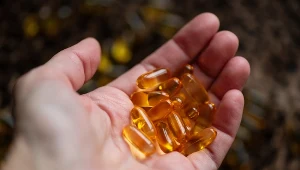 Witaminę D najlepiej przyjmować cały rok. Czy jesienią potrzeba zwiększyć dawkę?