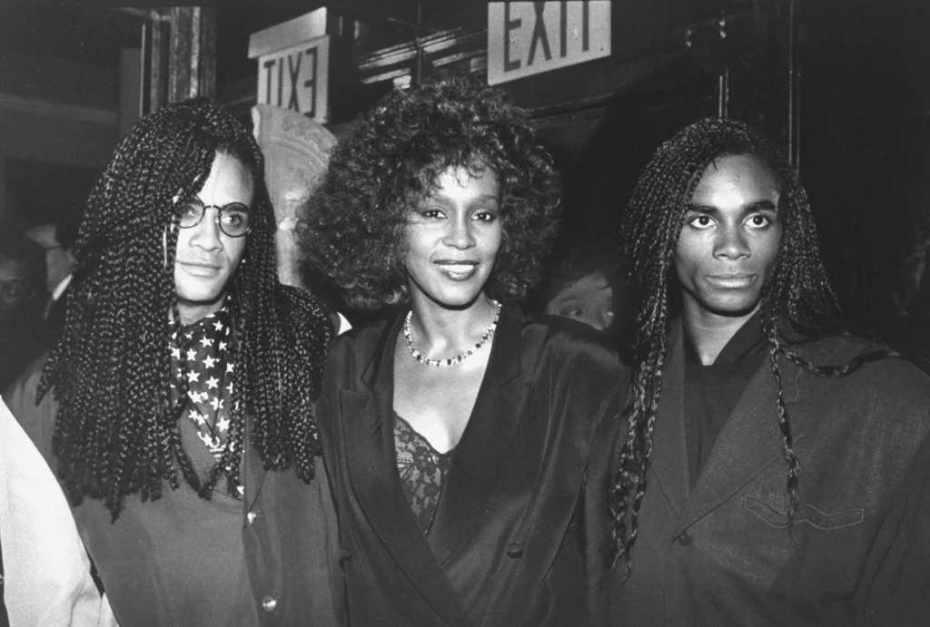 Milli Vanilli u boku Whitney Houston na jednej z gali. W kolejnych latach duet został całkowicie usunięty z show-biznesu Milli Vanilli u boku Whitney Houston na jednej z gali. W kolejnych latach duet został całkowicie usunięty z show-biznesu