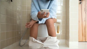 Rozwojowi hemoroidów zimą sprzyjają długotrwałe siedzenie i niewłaściwa dieta. Niskie temperatury też nie są obojętne